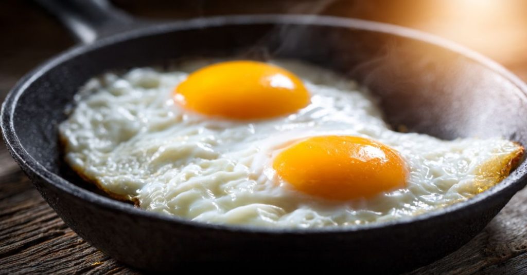 Œufs au plat l'ancienne méthode pour les rendre ultra fondants